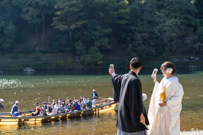 おめでとうの声に小道具の缶ビールを挙げて答えます