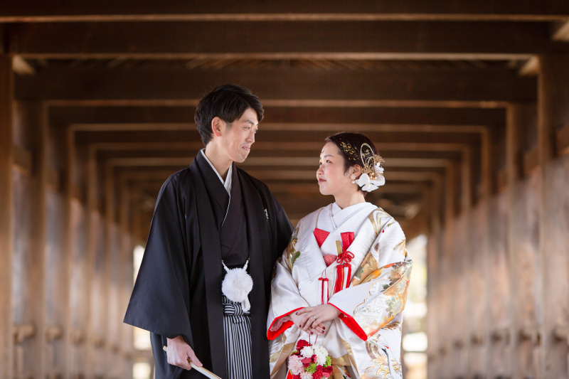 白地の色打掛は白無垢のような厳かな雰囲気