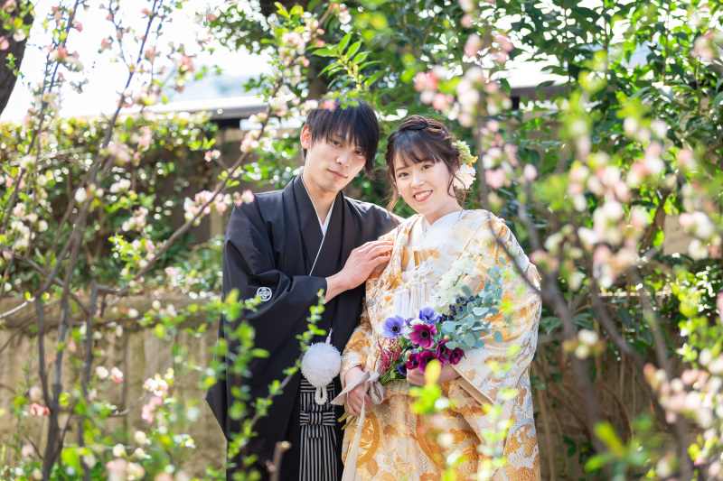 お花の間からちらっ☆