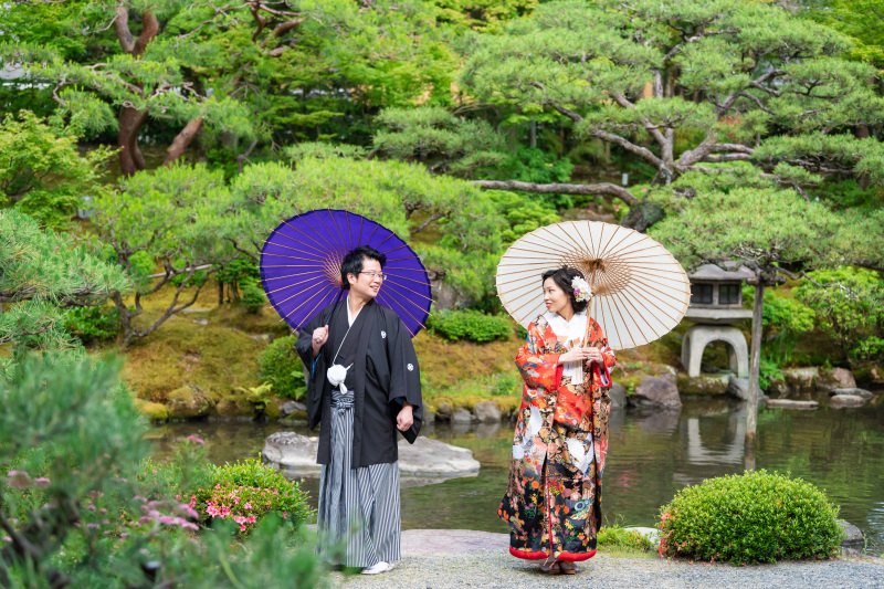池前で見つめあい