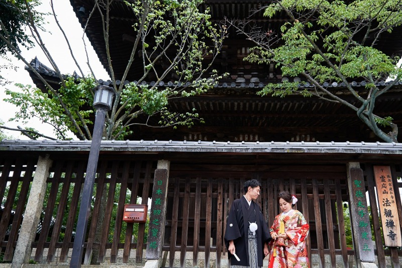 八坂の塔の下で