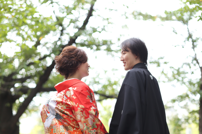 桜の青葉をバックに