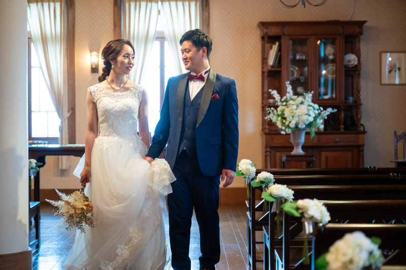 ドレスの裾をもって