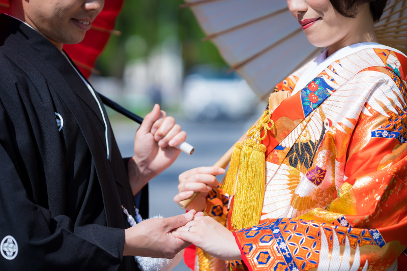 手と手を…