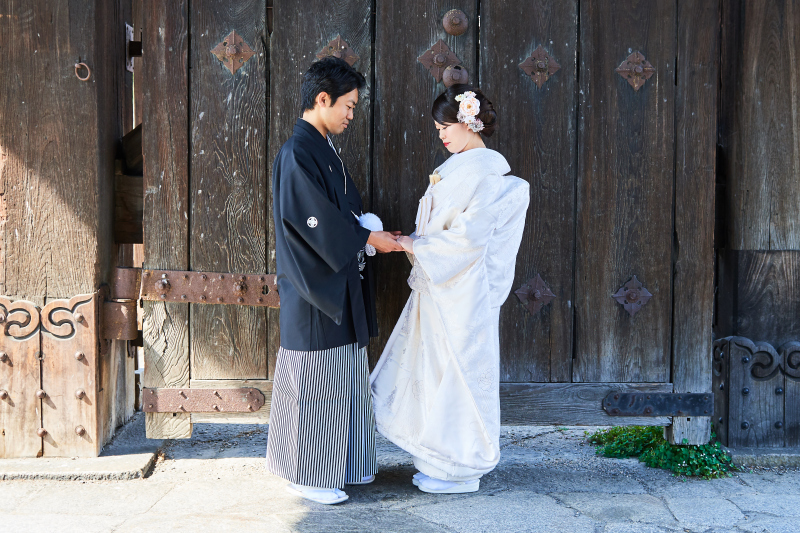 手を取り合って