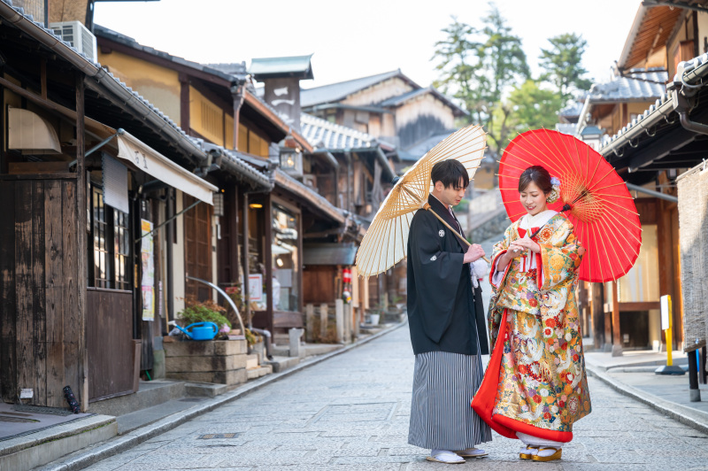 八坂通の街並みに溶け込むお二人