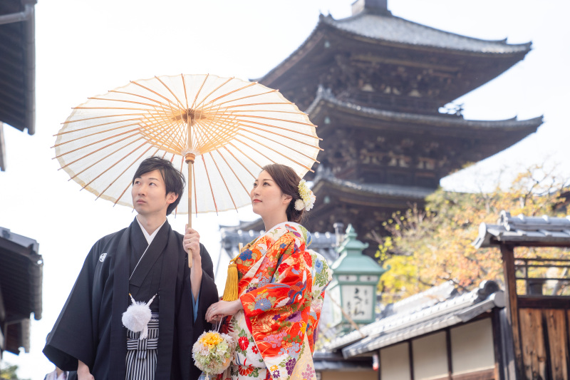 搭をバックにたたずむ