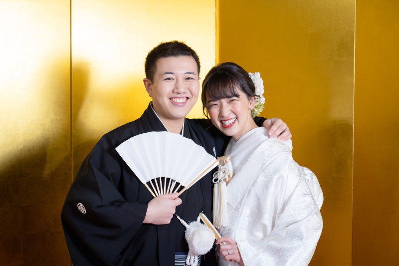 肩を組んで仲良しカップル