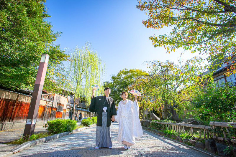 夫婦扇子を掲げて