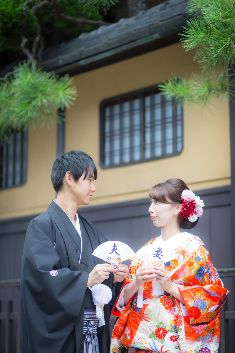 夫婦ミニ扇子を持って