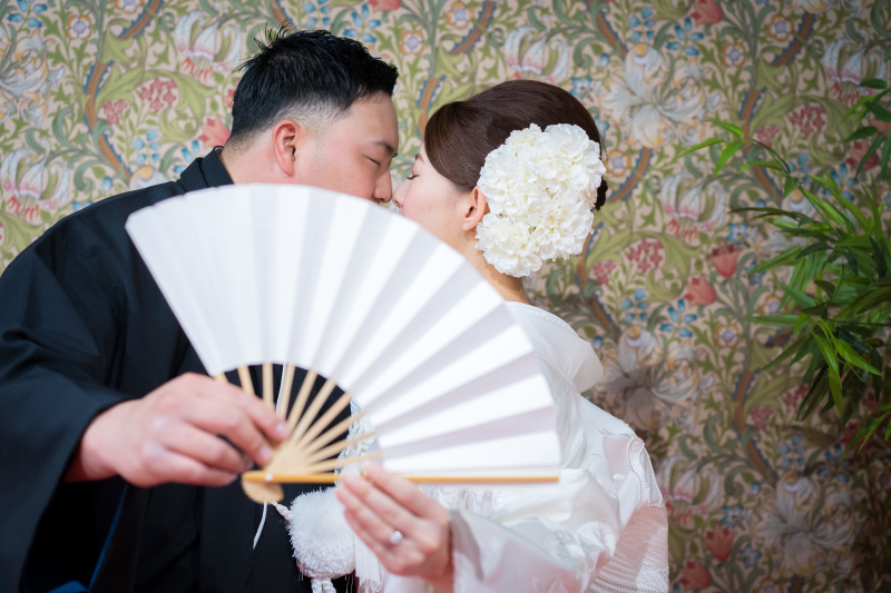 お扇子で隠して。