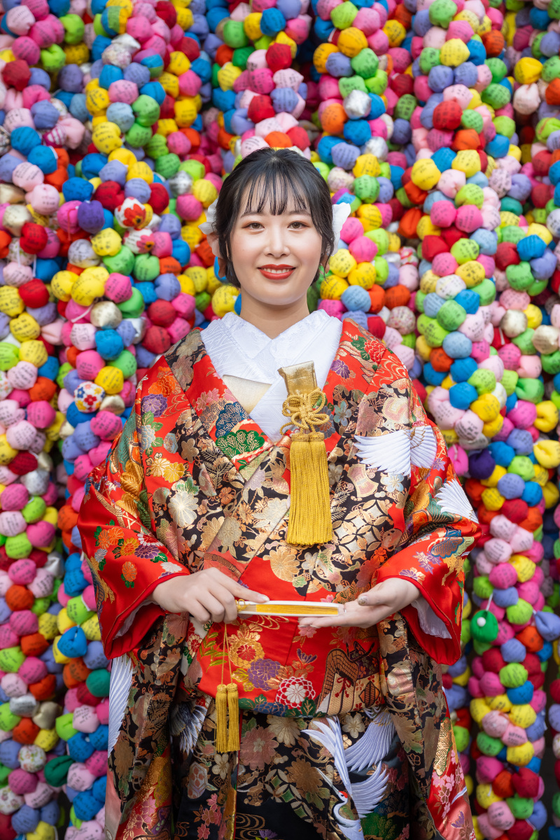 カラフルな括りざるを背景に