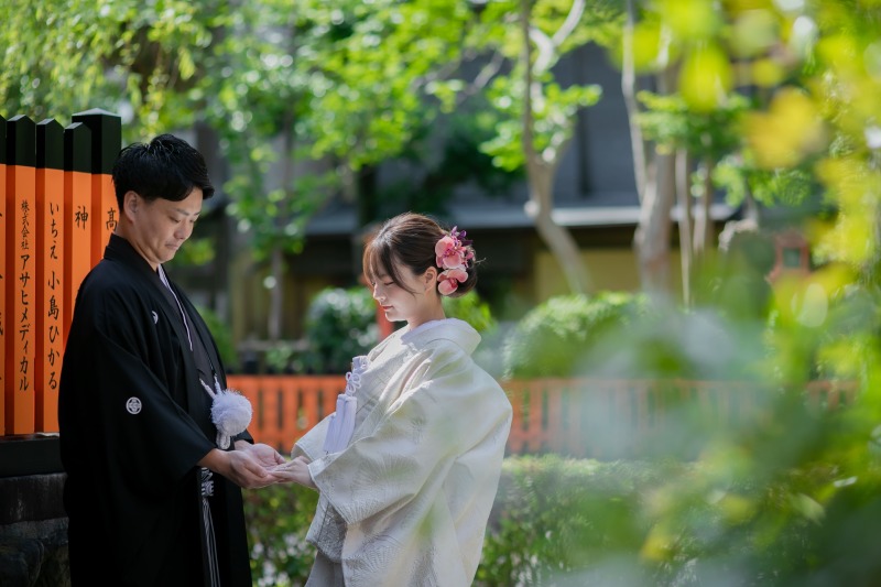 手を取り合って