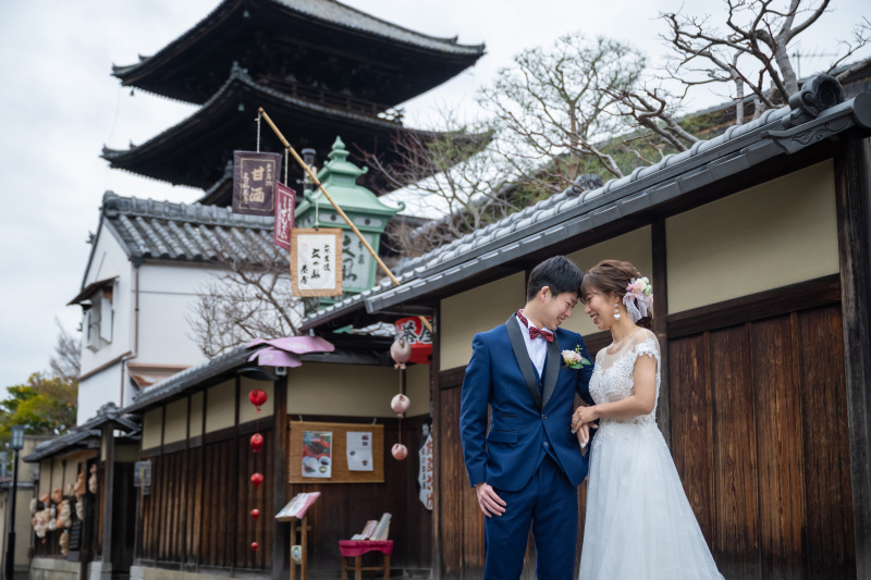 八坂の塔でドレス、毘沙門堂で和装