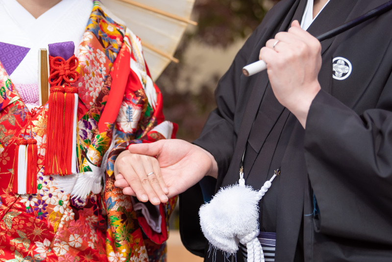 手を取り合って