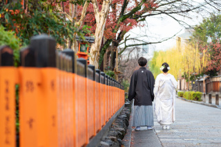 濡れた石畳の上で