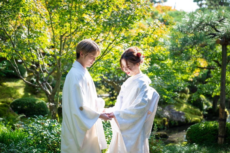 池の水面に映る木々も美しい日本庭園