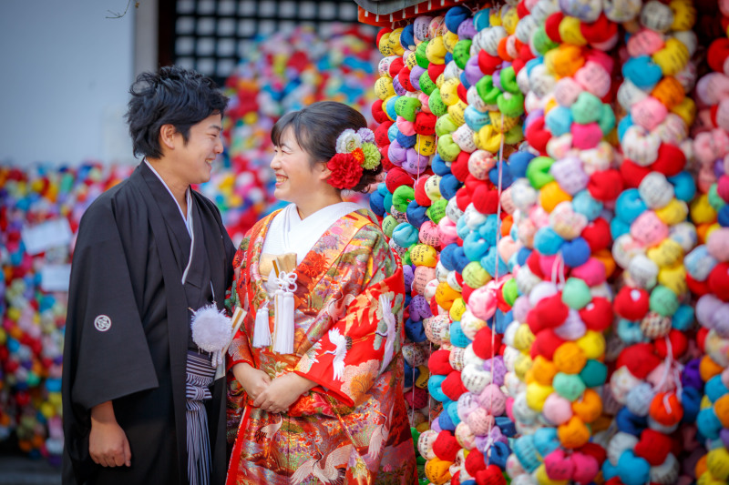 カラフルなお守りをバックに