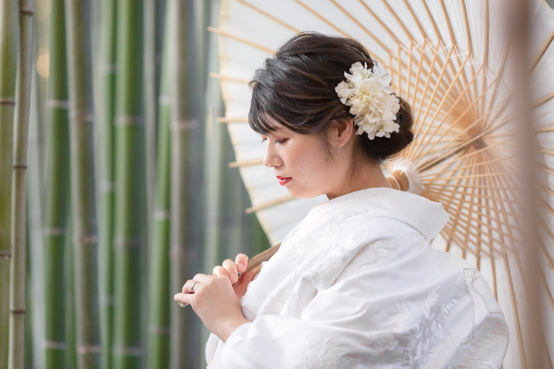 緑と白!伏目がちの新婦様が綺麗なショットです。