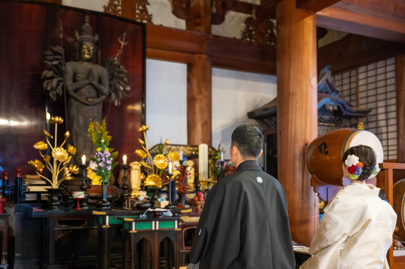 白無垢が映えるお堂