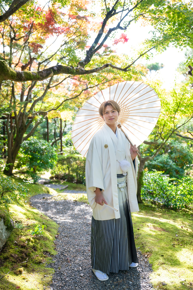 色づき始めた紅葉をバックにかっこよい立ち姿。