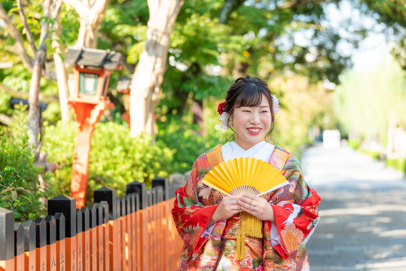 はにかんだ笑顔で