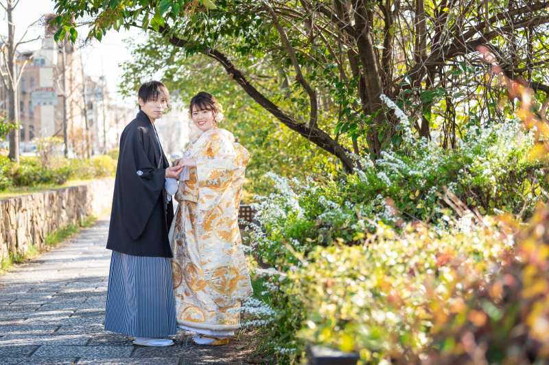 手を取り合って