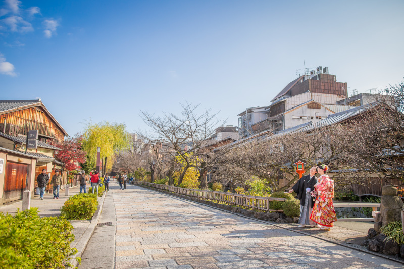 冬晴れのすいている祇園