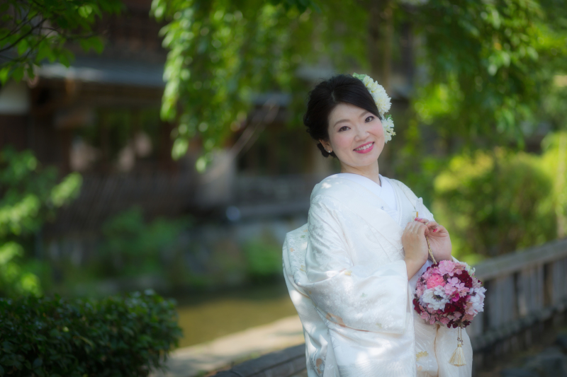 緑に映える白無垢