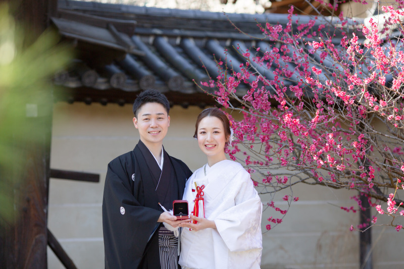 濃いピンクの紅梅も咲いています。