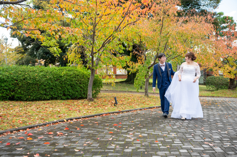 二人で自然の中を歩いているショットも!