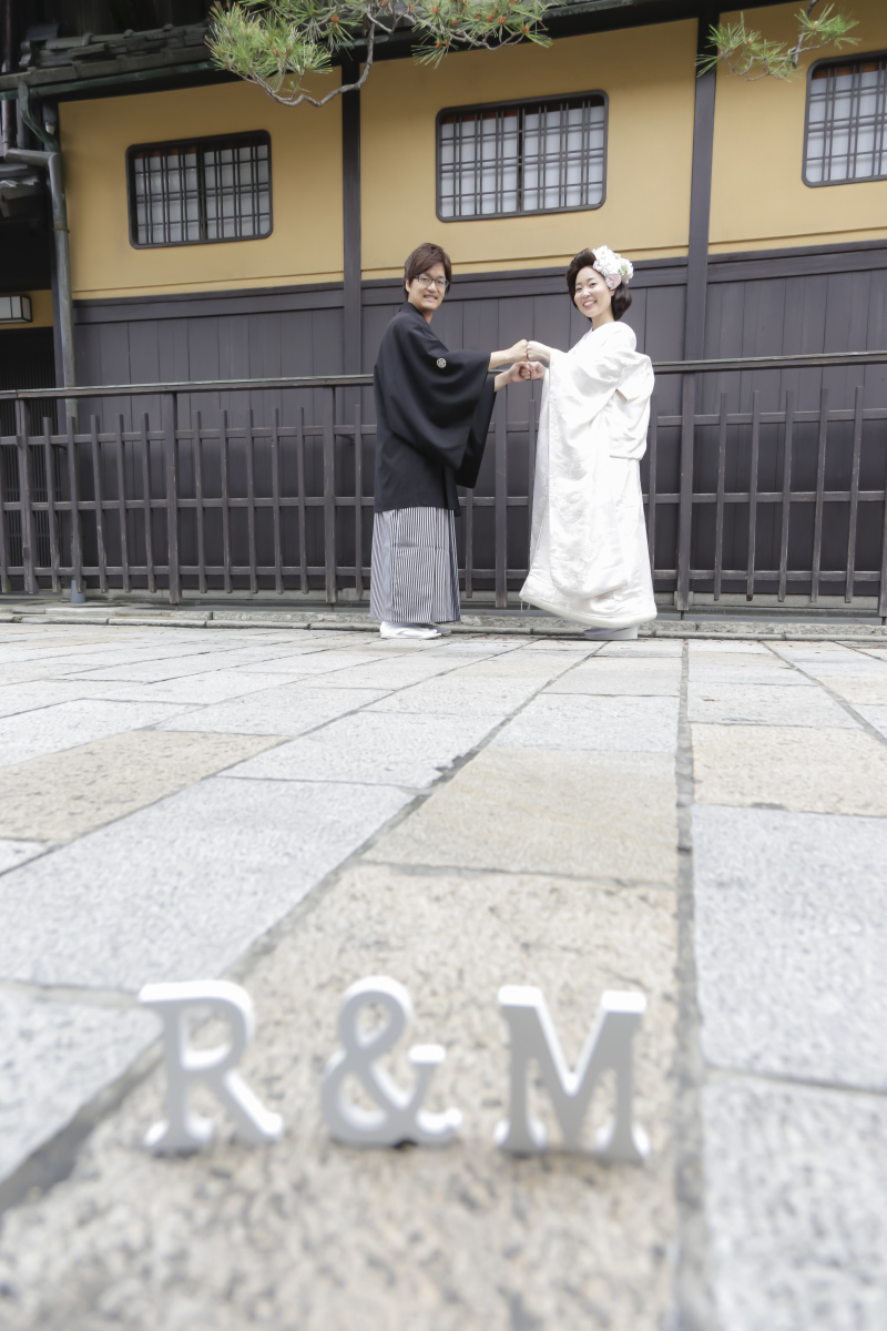 白いイニシャルブロック