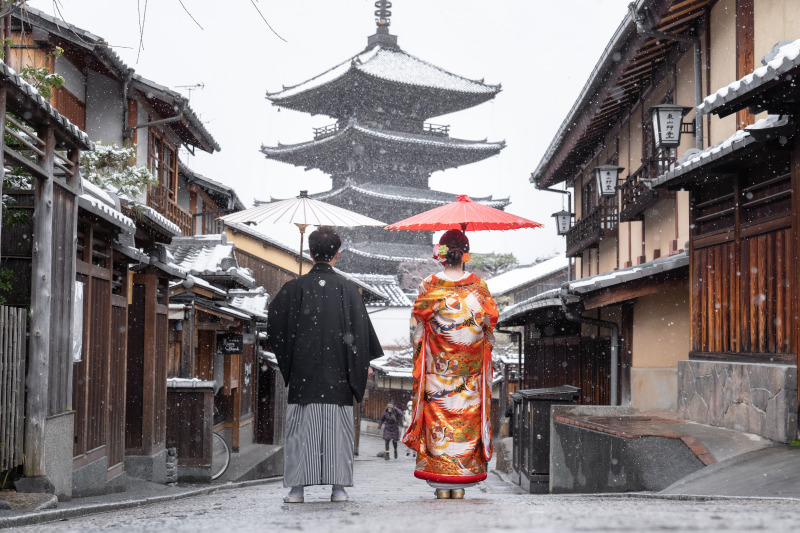 雪降る八坂の塔で