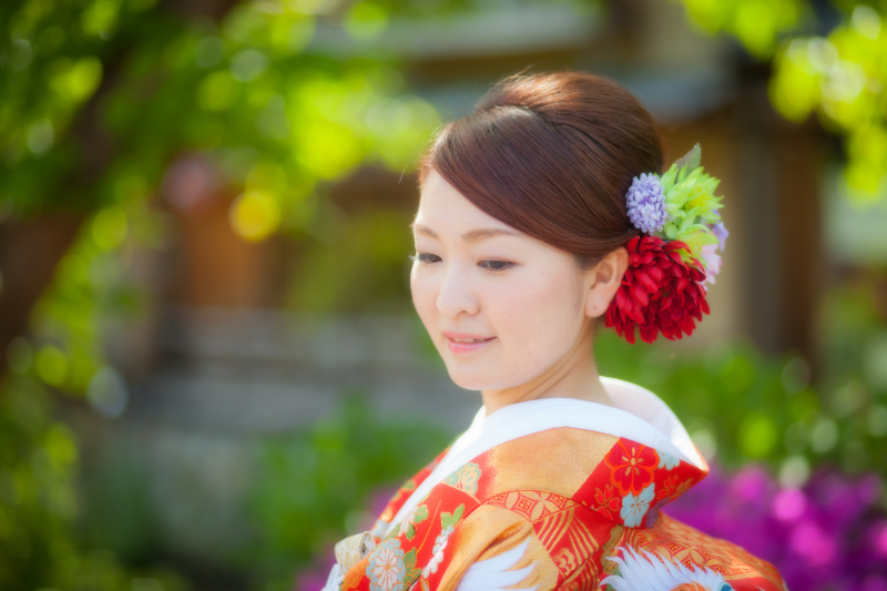 赤いダリアをつけて