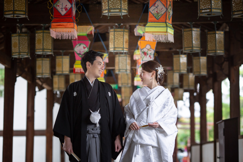 重要文化財である「廻廊」の下で