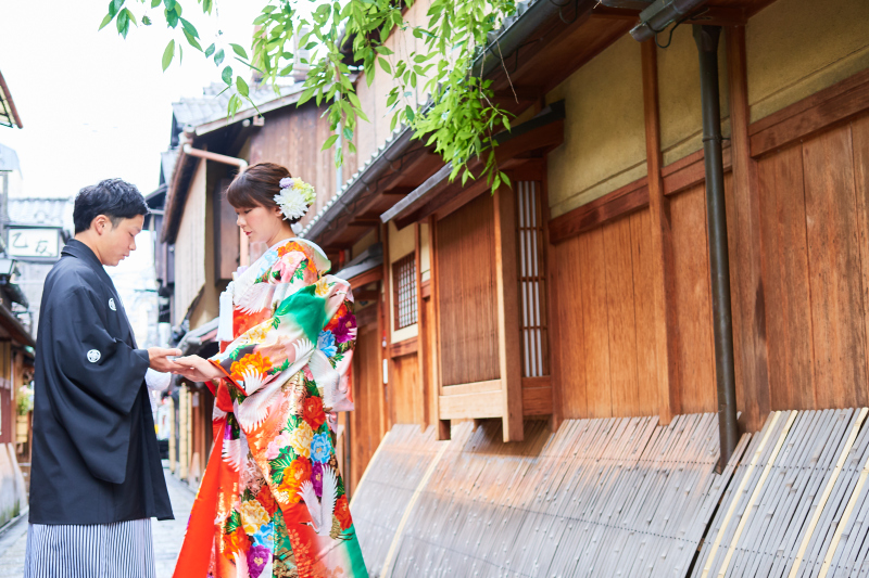 手を取り合って