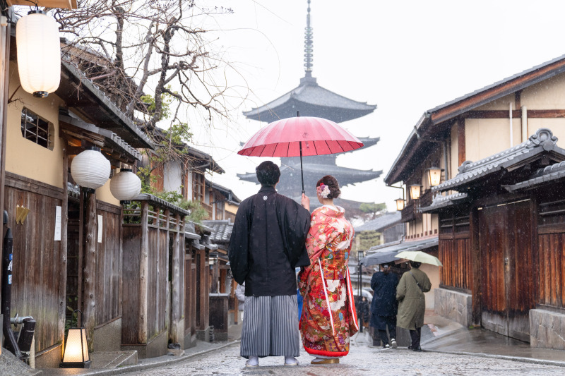 遠くに霞む八坂の塔を見つめるお二人