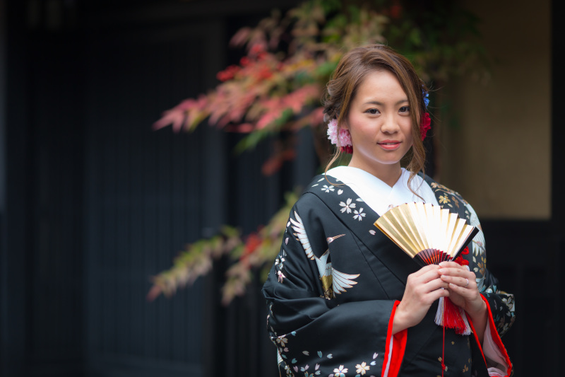 黒地の色打掛でスタイリッシュに