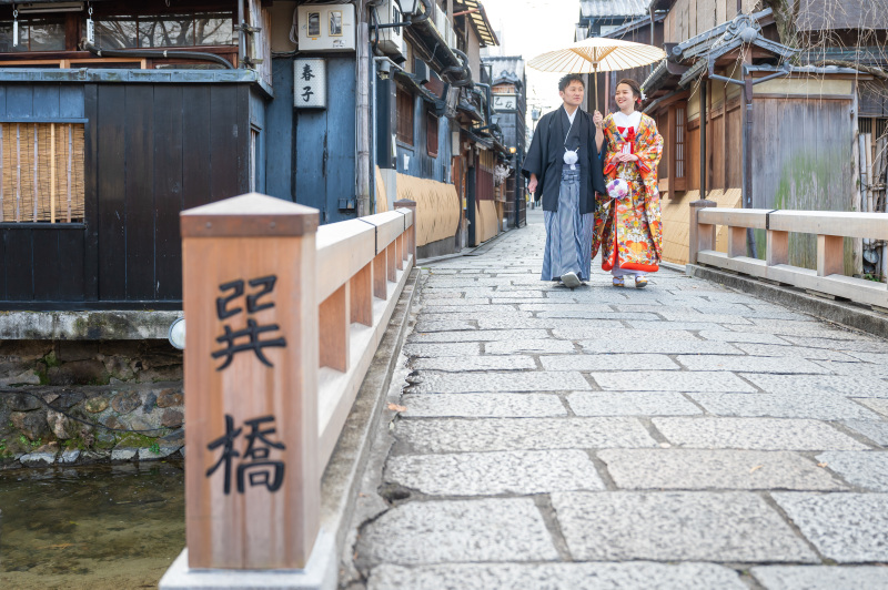 巽橋の欄干の文字を大きく手前にもってきて