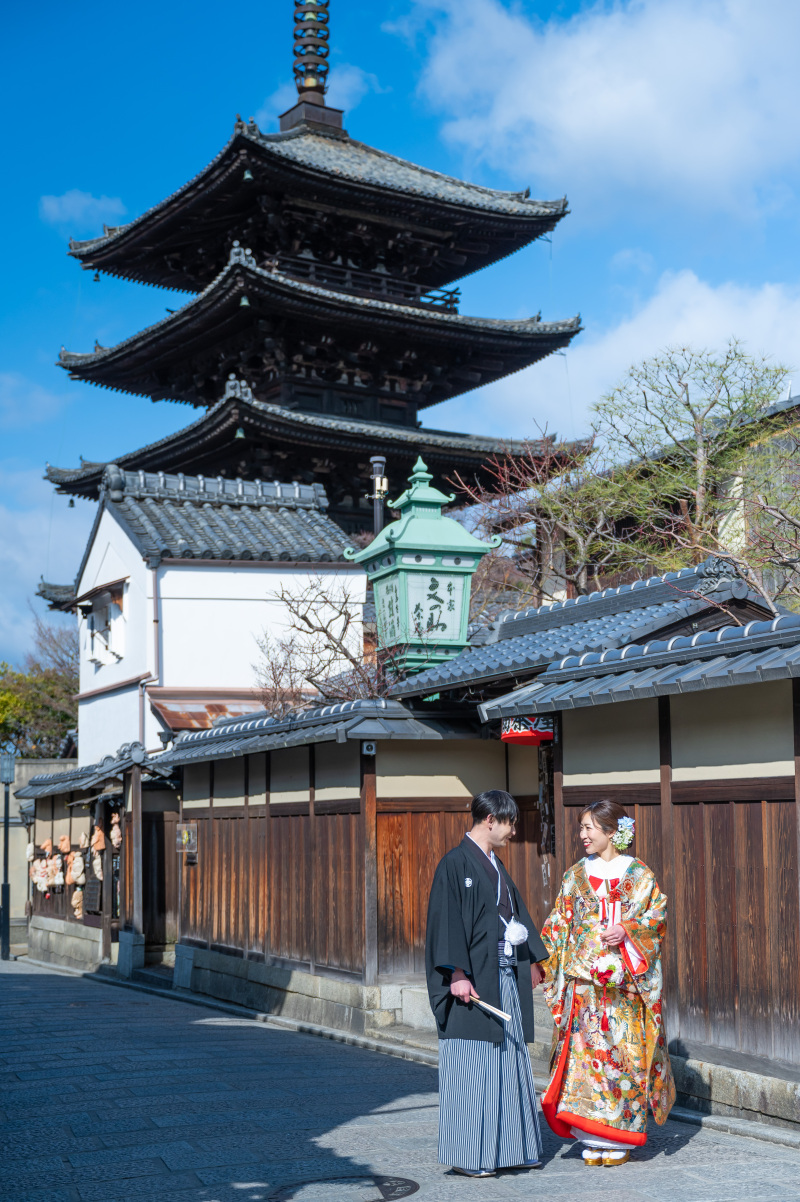 冬空にそびえる八坂の塔
