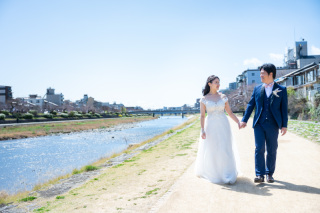 早春の鴨川をドレスで行く