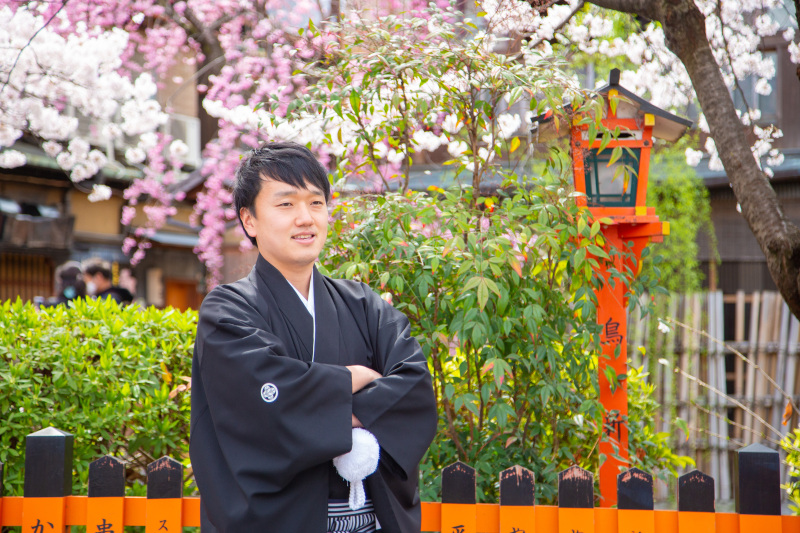 腕組したきりりとした男らしい新郎様