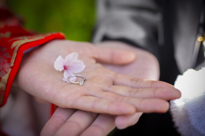 桜とエンゲージリング