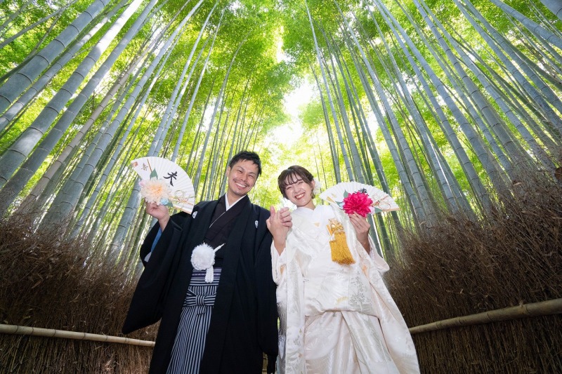 深い竹林の中で手作りお扇子がきらり