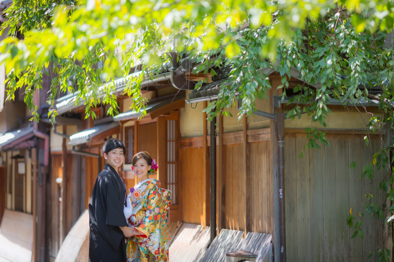 町家をバックに