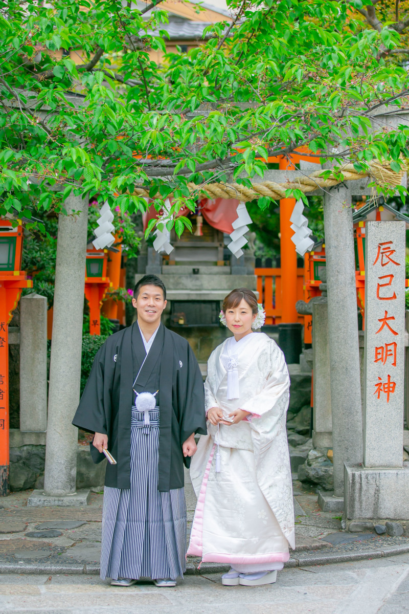 神社前なら白無垢でかっちりしたお写真も
