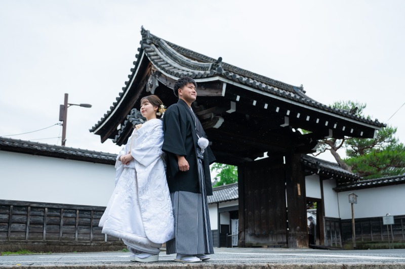 雨の風景と調和する二人