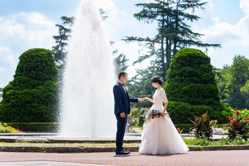 手を取り合って