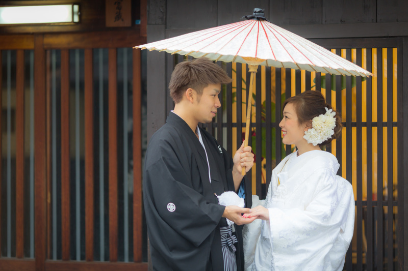 手を取り合って。