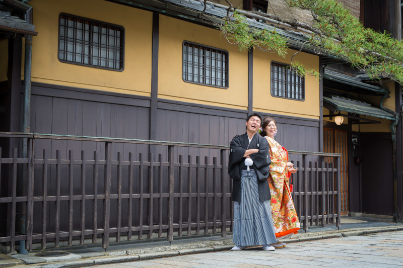 松の木の下で。